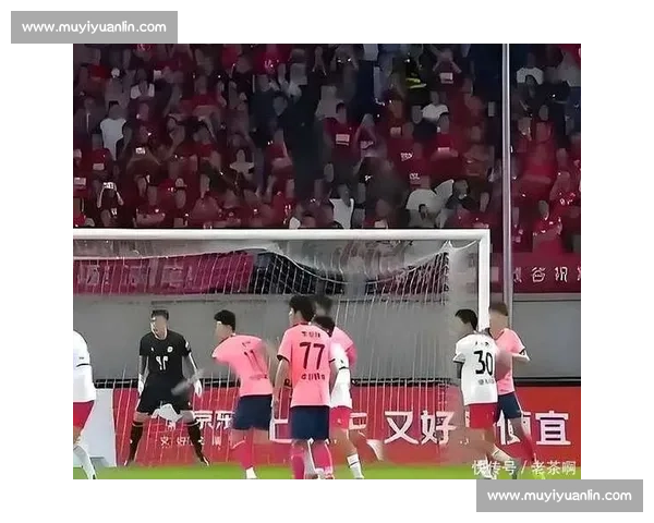 国足苏超对比视频引发热议:躲球与挡球背后的足球文化差异 国足苏超对比视频引发热议:躲球与挡球背后的足球文化差异